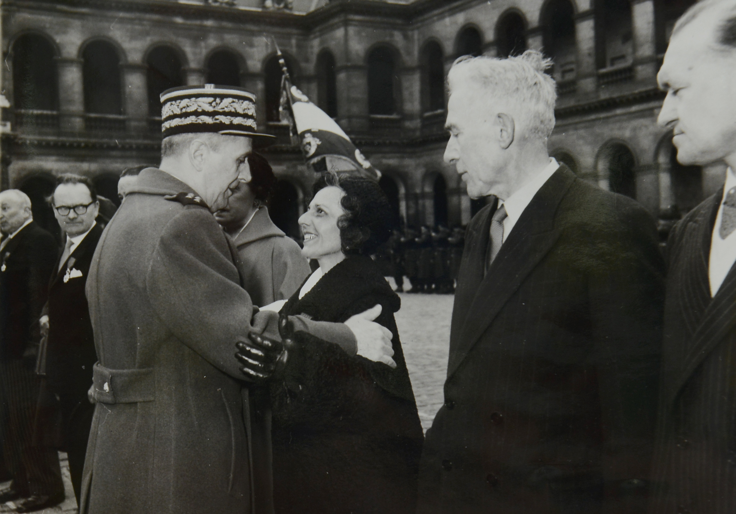 El general de Gaulle saluda Virtudes Cuevas en un acte oficial (fotografia: fons Virtudes Cuevas).