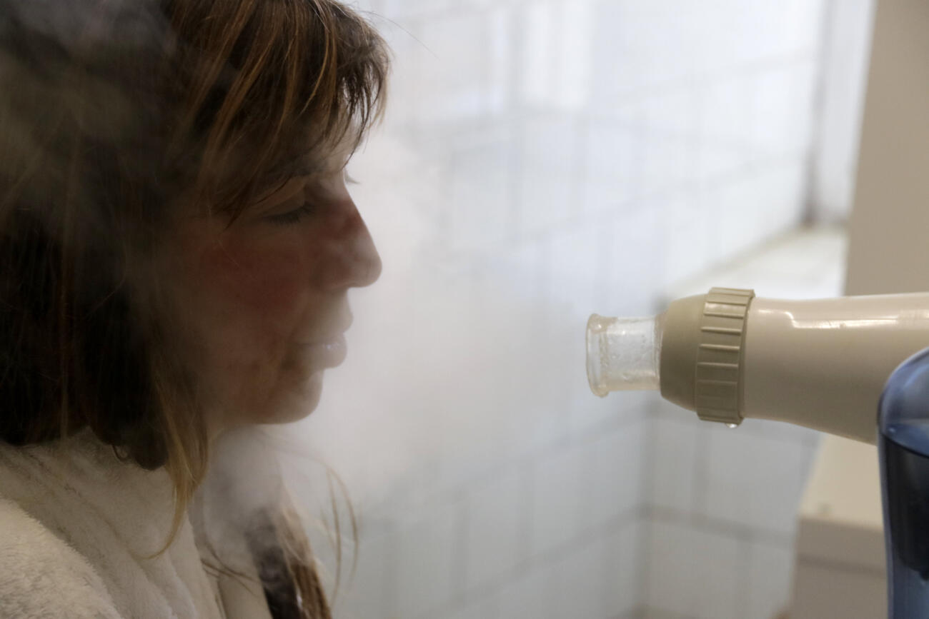 Una pacient amb covid persistent fa una sessió d'inhalacions a les termes de Caldes de Montbui