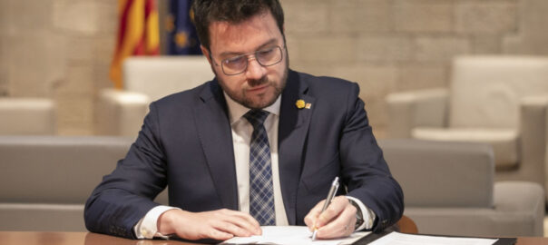 El president de la Generalitat, Pere Aragonès, signant la convocatòria dels referèndums