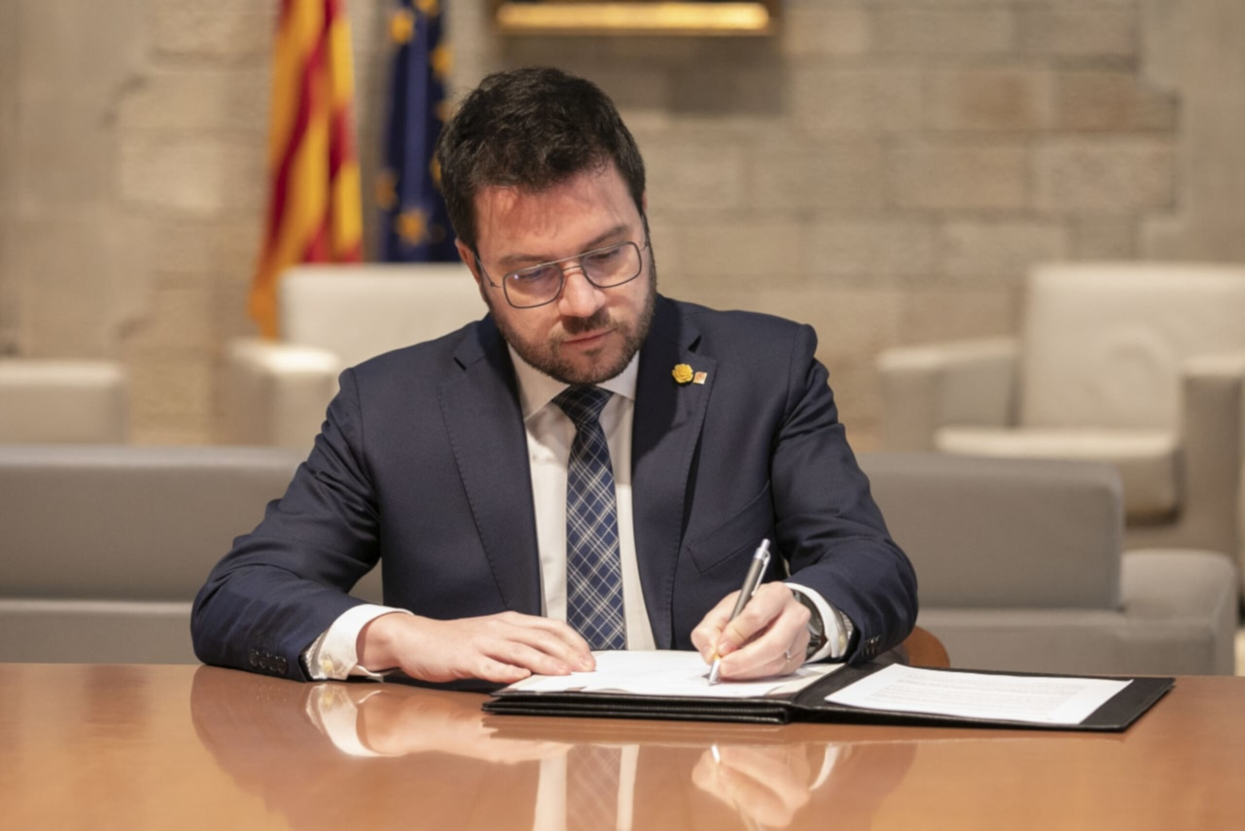 El president de la Generalitat, Pere Aragonès, signant la convocatòria dels referèndums