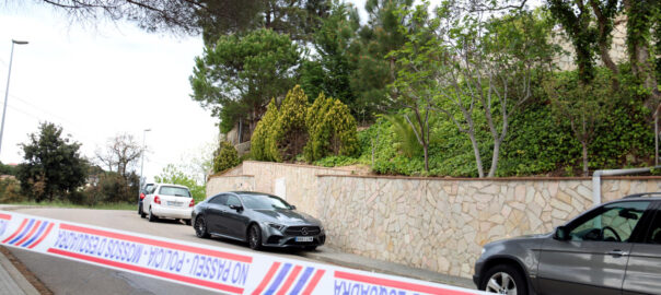 Perímetre acordonat a la urbanització Els Pinars de Lloret de Mar, on es van trobar els cossos de la família Protosenya. Fotografia: Marina López/ACN.