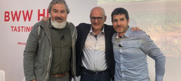 D'esquerra a dreta: Pablo Calatayud, del Celler del Roure; Pedro Ballesteros, Master of Wine; i Miquel Palau, enòleg del celler Abadal.
