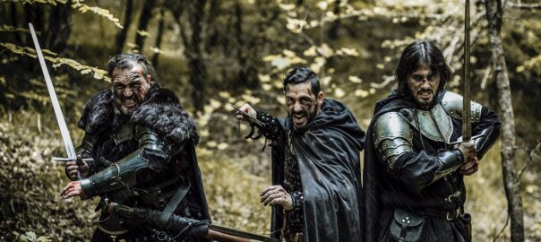 Tres senyors d'una altra època defensant el que sigui que consideren seu (Fotografia: Gioele Fazzeri / Unsplash)