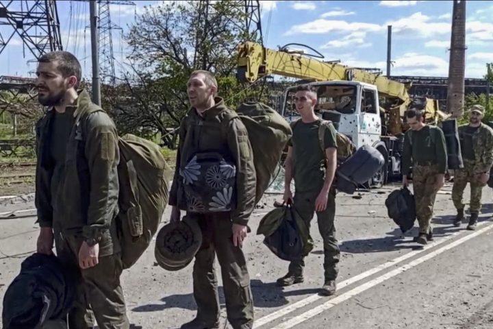 Fragment del vídeo difós per Rússia on es mostren milicians ucraïnesos essent expulsats d'Azovstal