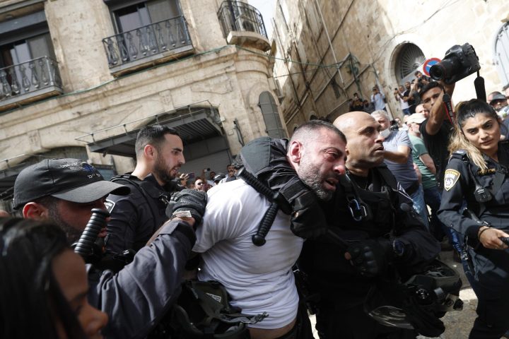 La policia israeliana arresta un home durant una processó per la mort de la periodista Shireen Abu Akleh. Fotografia: EFE/EPA/Atef Safadi