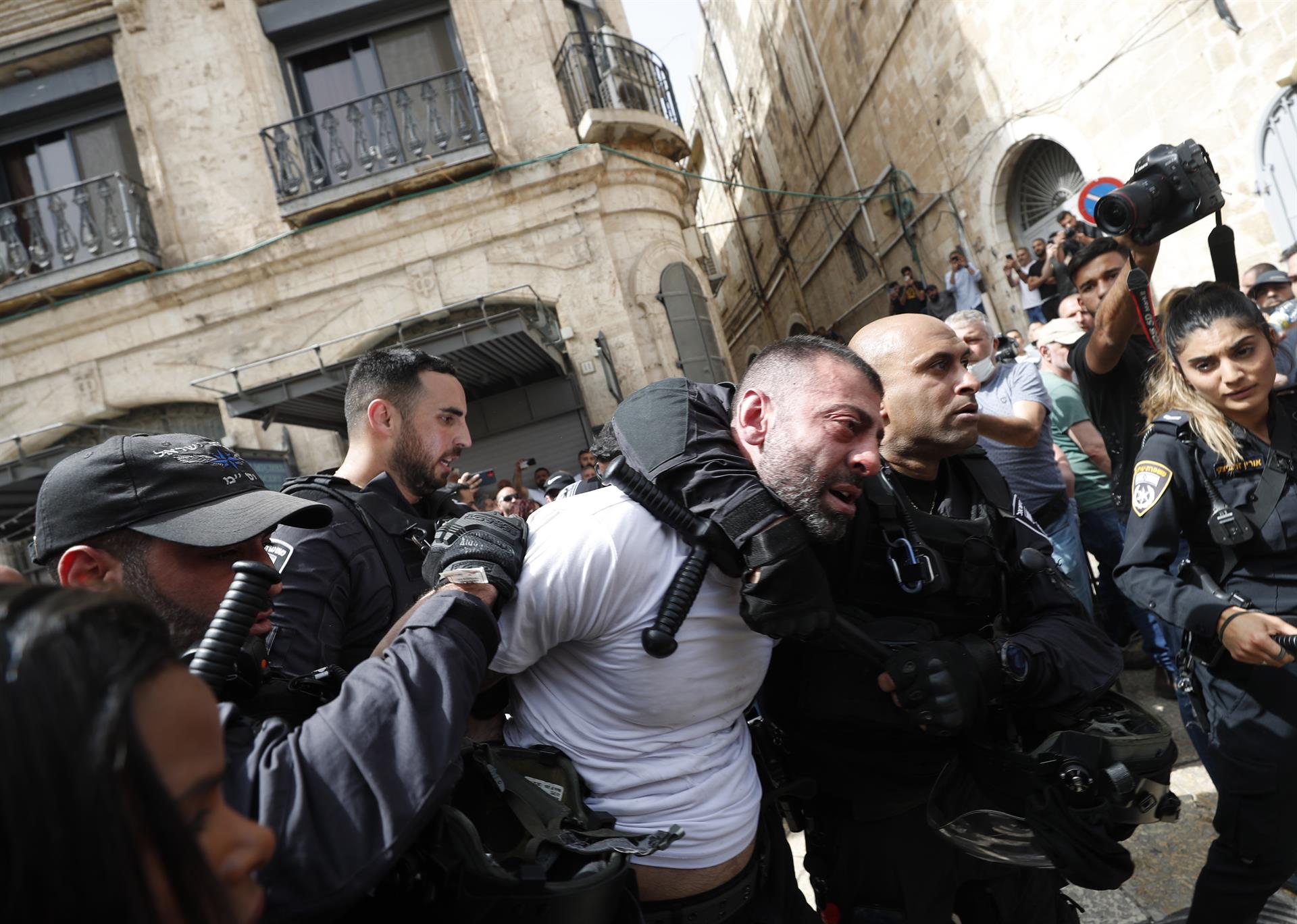 La policia israeliana arresta un home durant una processó per la mort de la periodista Shireen Abu Akleh. Fotografia: EFE/EPA/Atef Safadi