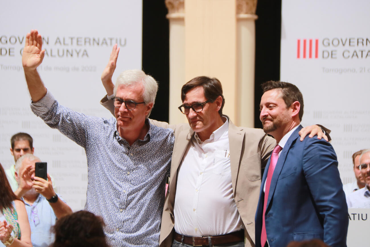 L'ex-candidat de Ciutadans Rubén Viñuales amb Josep Félix Ballesteros i Salvador Illa, després de ser elegit candidat del PSC a la batllia de Tarragona