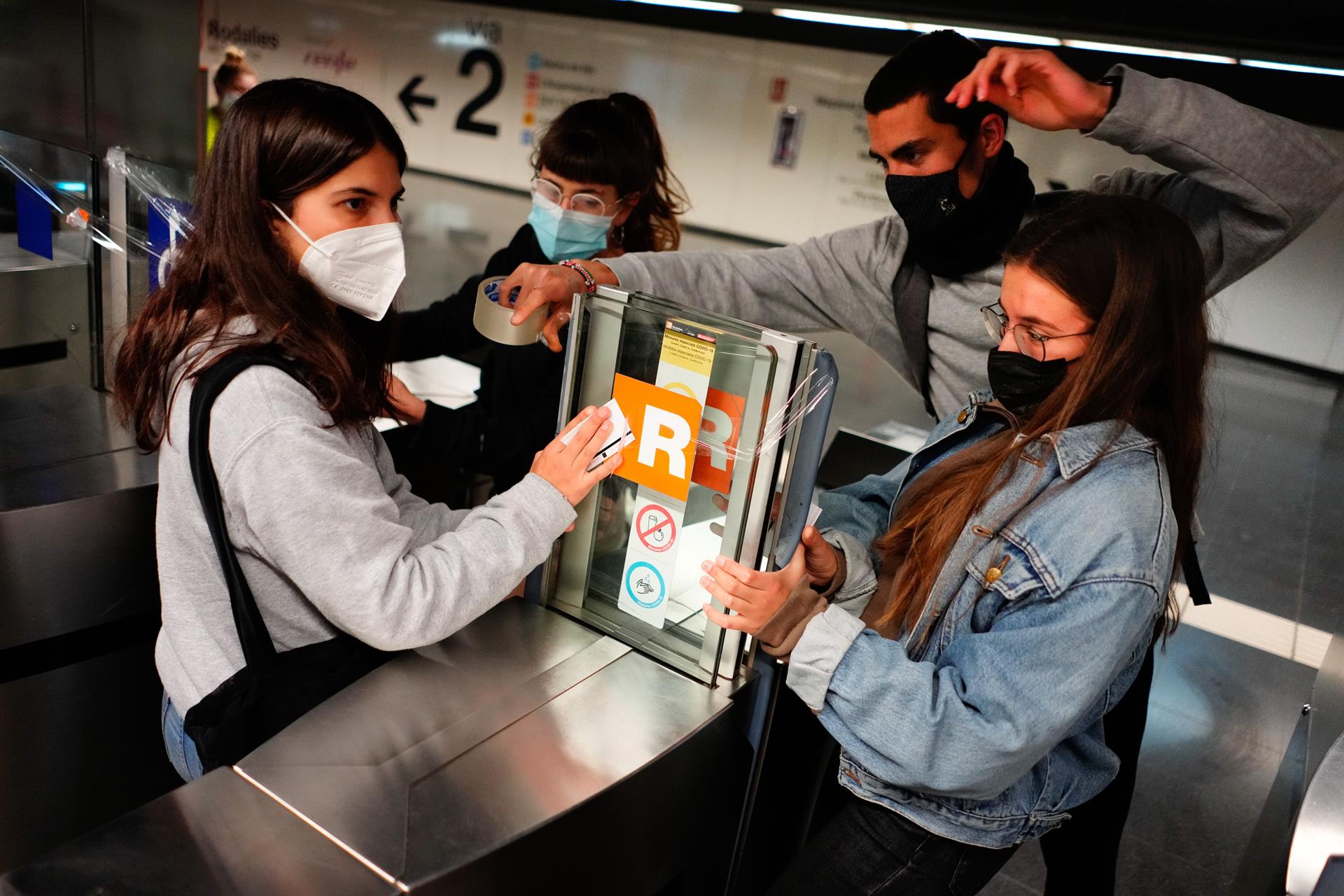 Acció de Batec contra la falta d'inversions de l'estat espanyol a la xarxa de rodalia de RENFE. Fotografia: EFE/Enric Fontcuberta