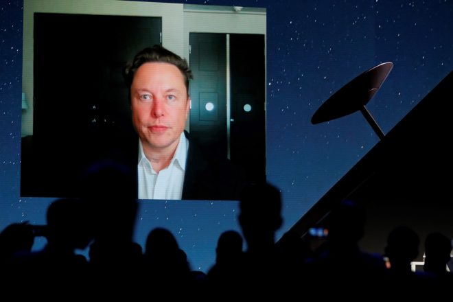 Elon Musk s’ho repensa i ara diu que sí que vol comprar Twitter