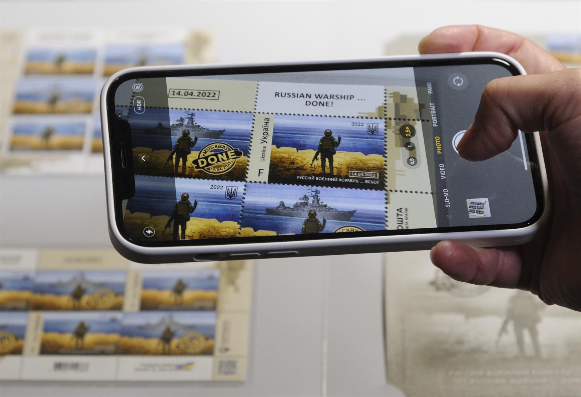 Ucraïna va posar a la venda ahir una tirada de segells per a commemorar els tres mesos de resistència a la invasió (fotografia de Mikola Tys).