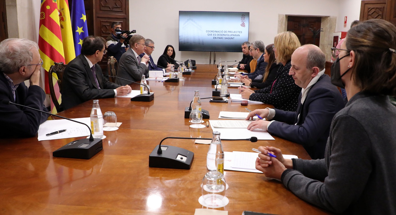 Reunió sobre la macrofàbrica de Sagunt, amb Ximo Puig al centre. Fotografia: Generalitat valenciana.