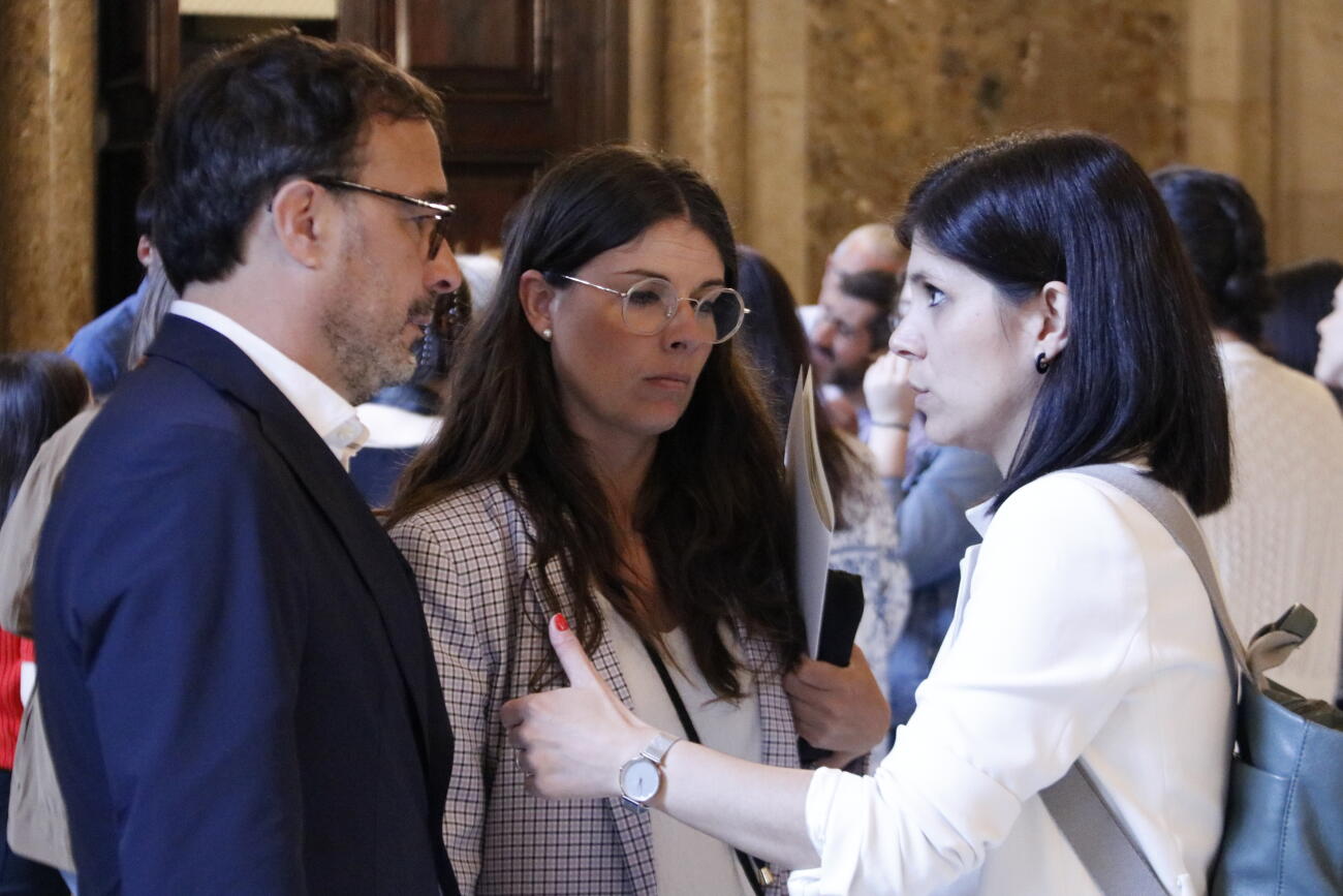 Josep Rius (JxCat), Mònica Sales (JxCat) i Marta Vilalta (ERC) parlant al parlament en una imatge d'arxiu.