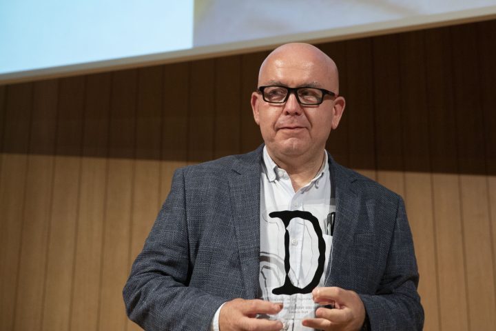 Gonzalo Boye rebent el premi Dignitat a l'Ateneu Barcelonès (Foto: Albert Salamé)
