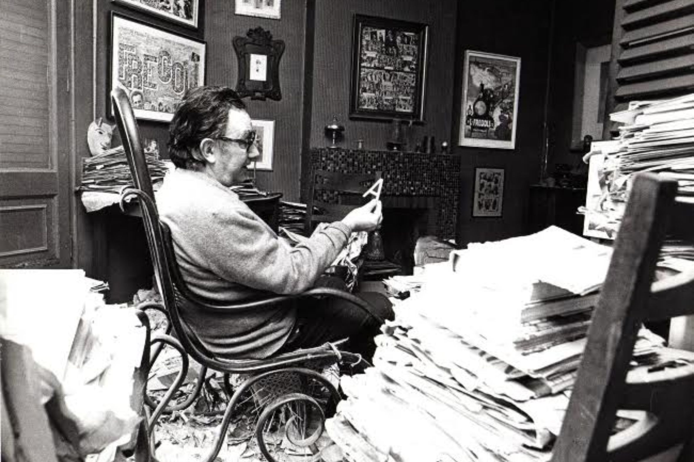 Joan Brossa i la A al seu estudi del carrer de Balmes de Barcelona.