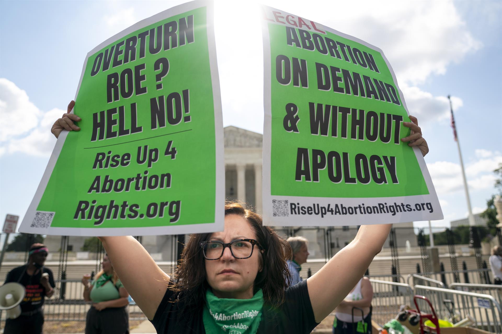Una dona protesta davant el Tribunal Suprem a Washington, després de saber-se la decisió. Fotografia de Shawn Thew