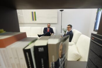Un llibre del ministre del PP José Manuel Garcia Margallo, al despatx oficial de Pedro Bolaños. Fotografia de Javier Lizón