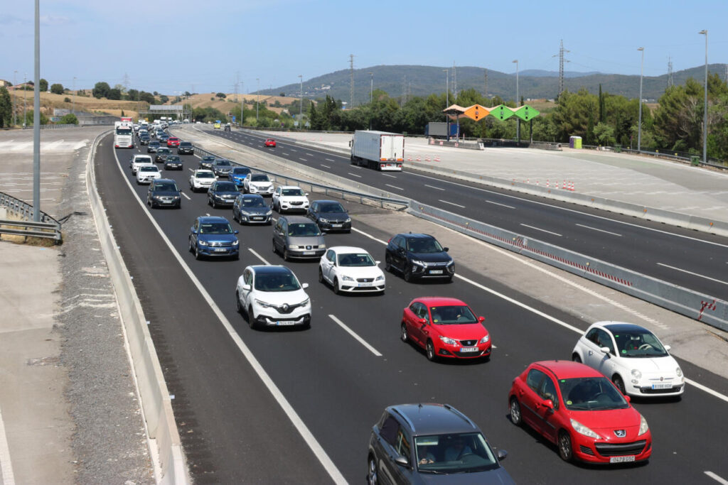 Primeres retencions a la AP-7 en el retorn del pont de Sant Joan