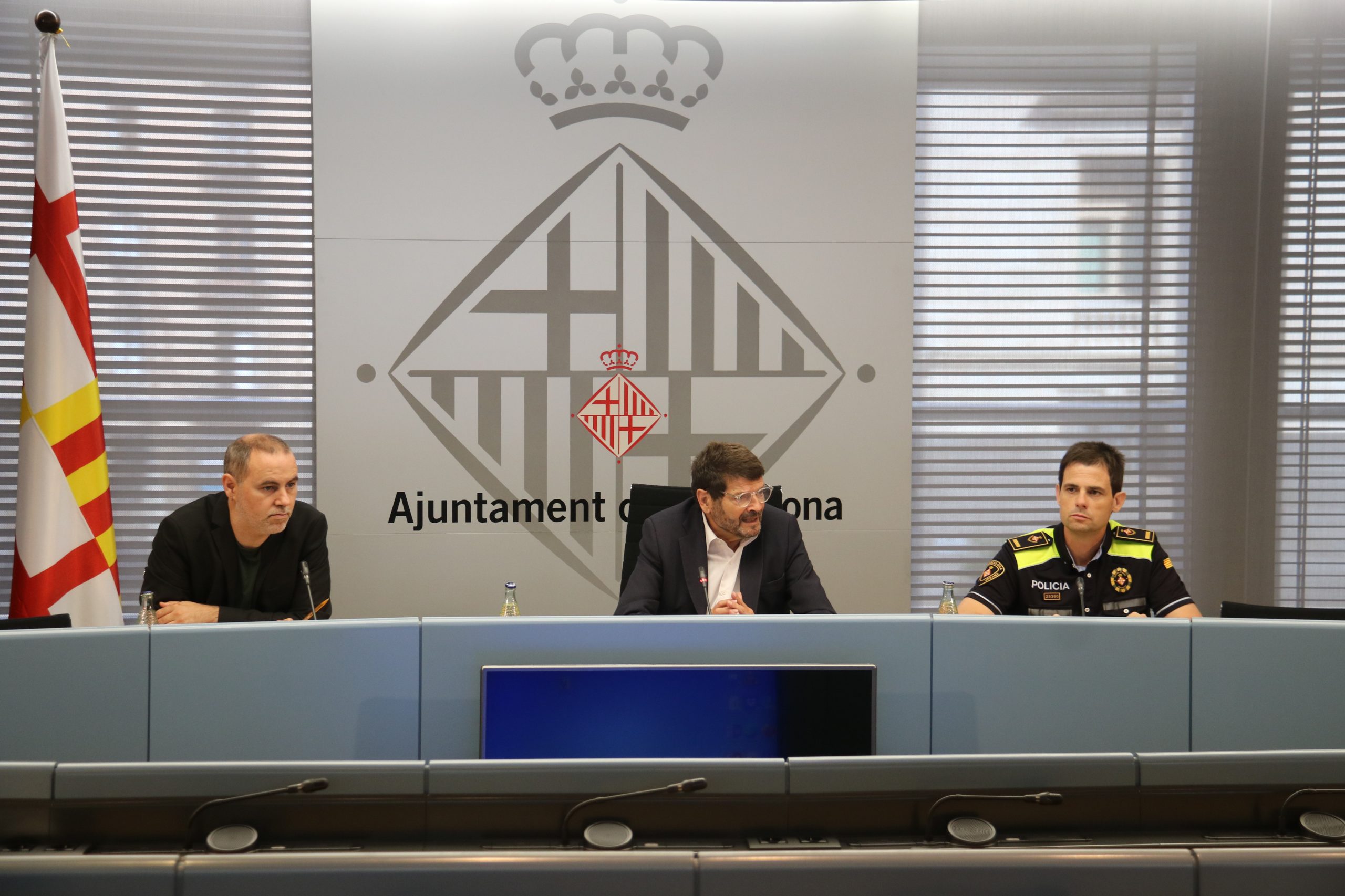 El regidor d'Emergència Climàtica i Transició Ecològica, Eloi Badia, el tinent d'alcaldia de Prevenció i Seguretat, Albert Batlle, i el portaveu de la guàrdia urbana, Jordi Oliveras (Foto: Eli Don)