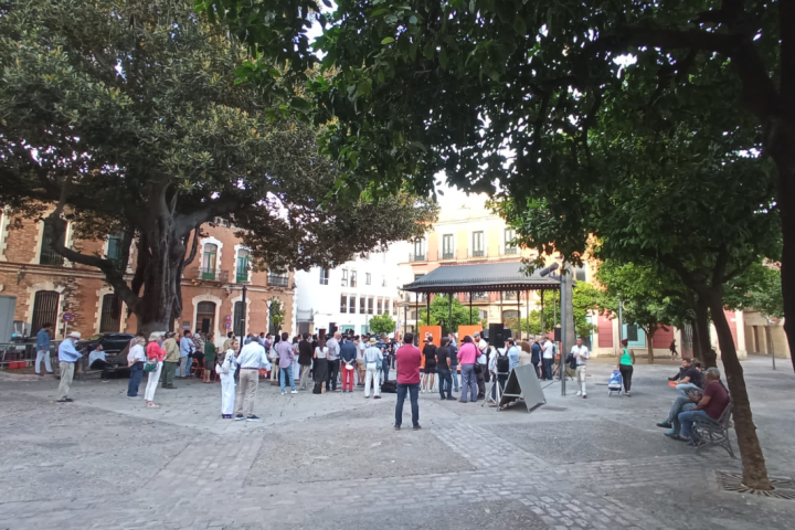 Imatge de la gent congregada a Jerez de la Frontera per a presenciar el tret de sortida de la campanya electoral de Ciutadans (fotografia: Carlos Benítez)