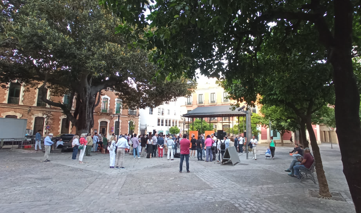 Imatge de la gent congregada a Jerez de la Frontera per a presenciar el tret de sortida de la campanya electoral de Ciutadans (fotografia: Carlos Benítez)