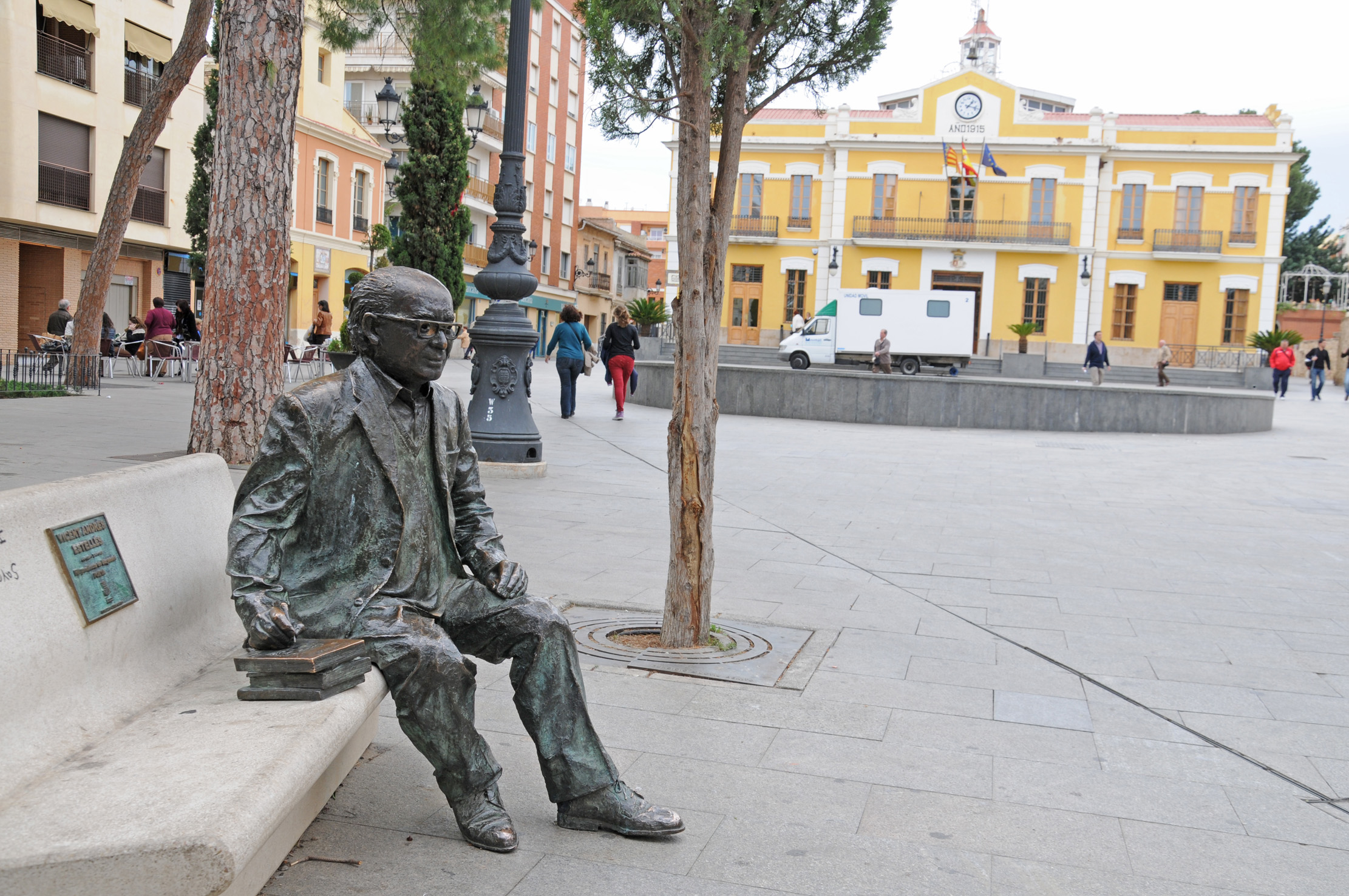 Escultura en homenatge de Vicent Andrés Estellés, al seu poble, Burjassot.