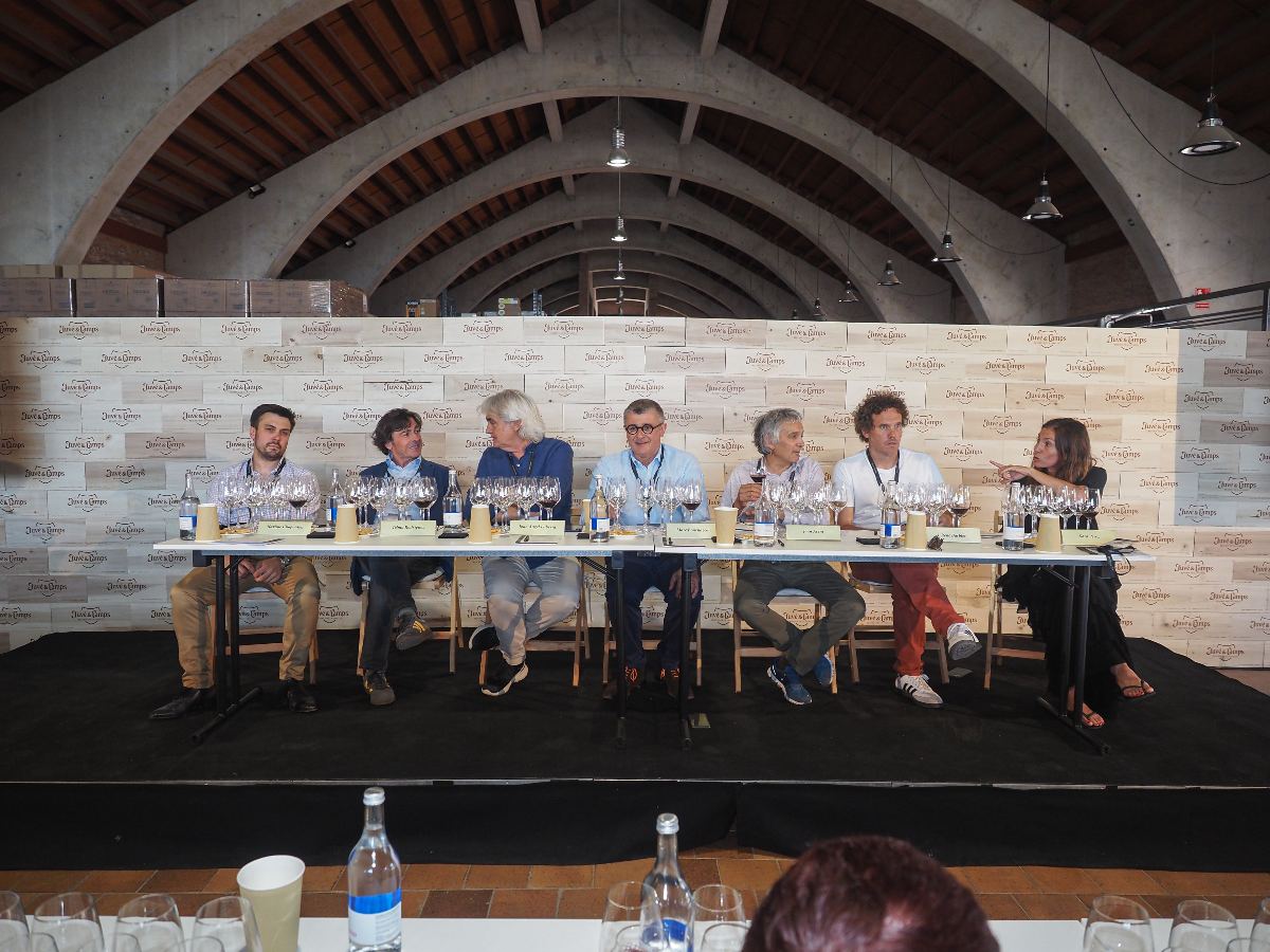 Un moment del tast de garnatxes amb els elaboradors protagonistes. De dreta a esquerra: Sara Perez, René Barbier, Joan Asens, Marc Bournazeau, Joan Àngel Lliberia, Telmo Rodríguez  i Maxime Chapoutier.