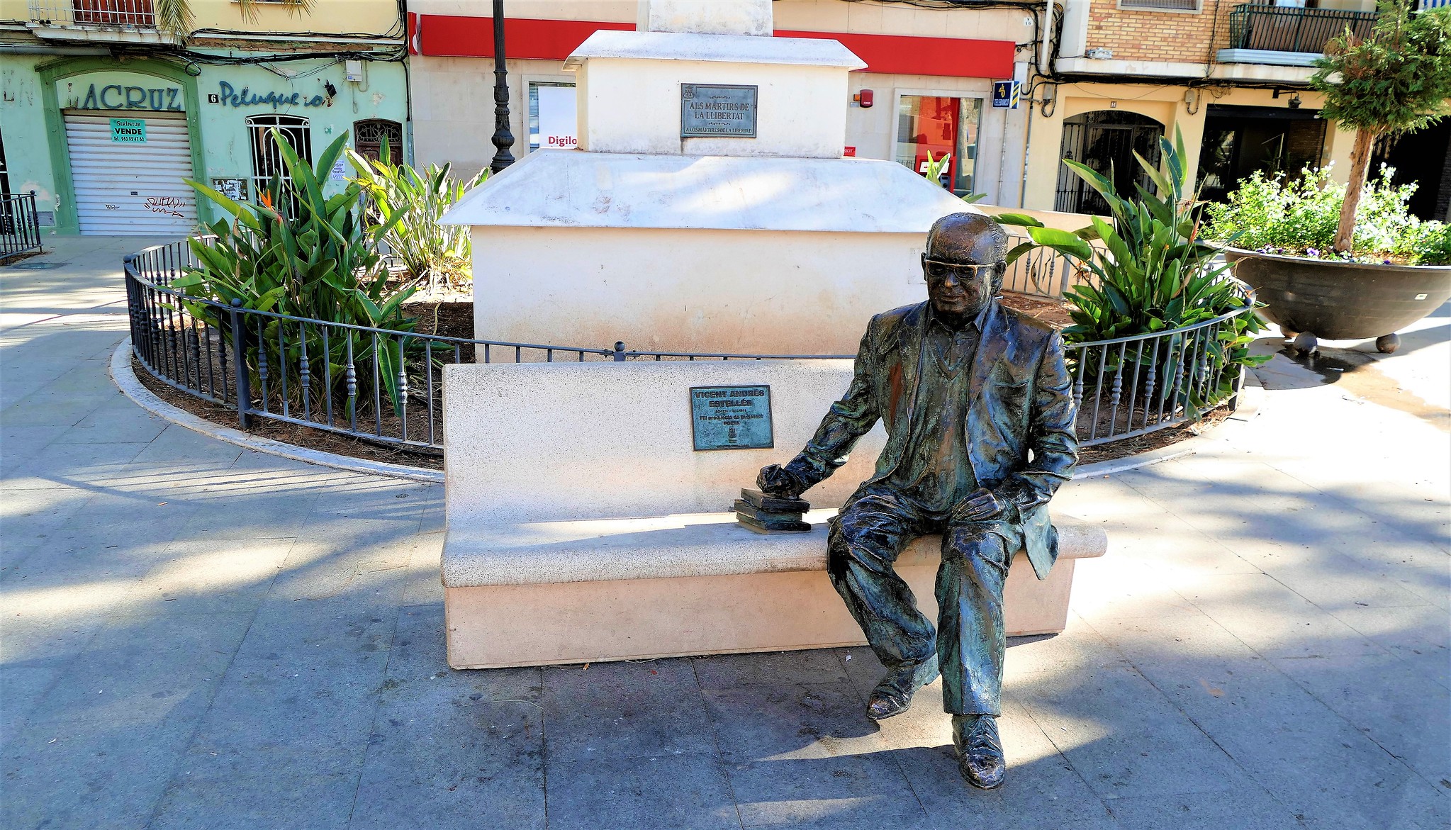 Estàtua de Vicent Andrés Estellés a Burjassot
