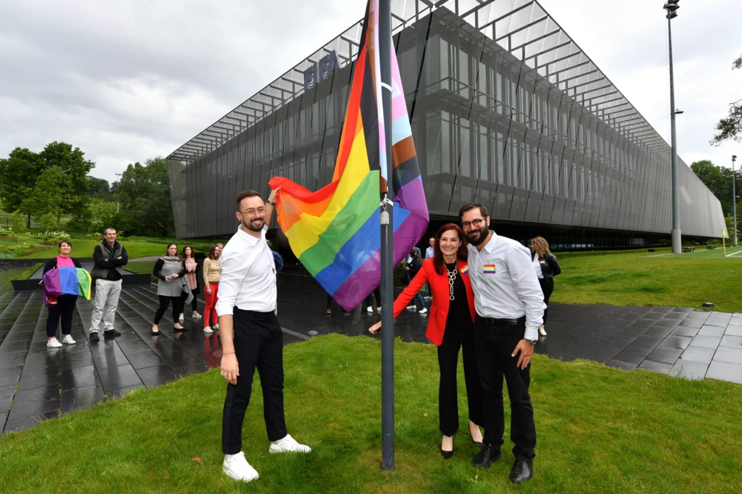 La seu de la FIFA a Zuric amb una bandera LGBT