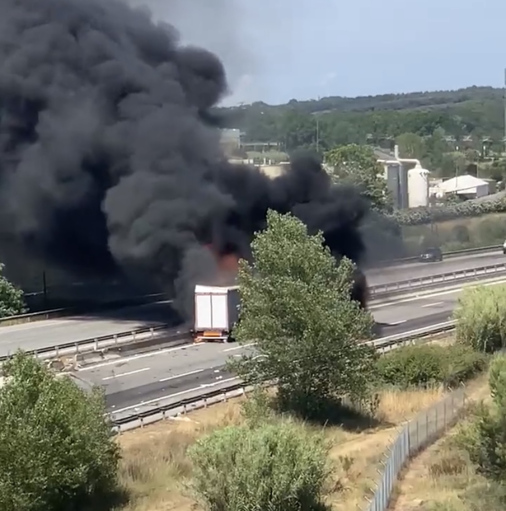 Imatge del camió incendiat (Foto: cedida per @rafgolf)
