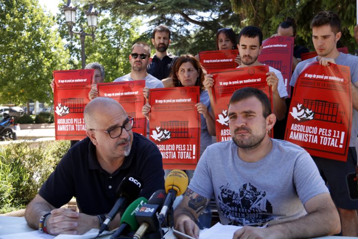 L'advocat Josep Maria Pocino i un dels encausats pels aldarulls, Axel Albendea, en la conferència de premsa (Foto: Laura Cortés)