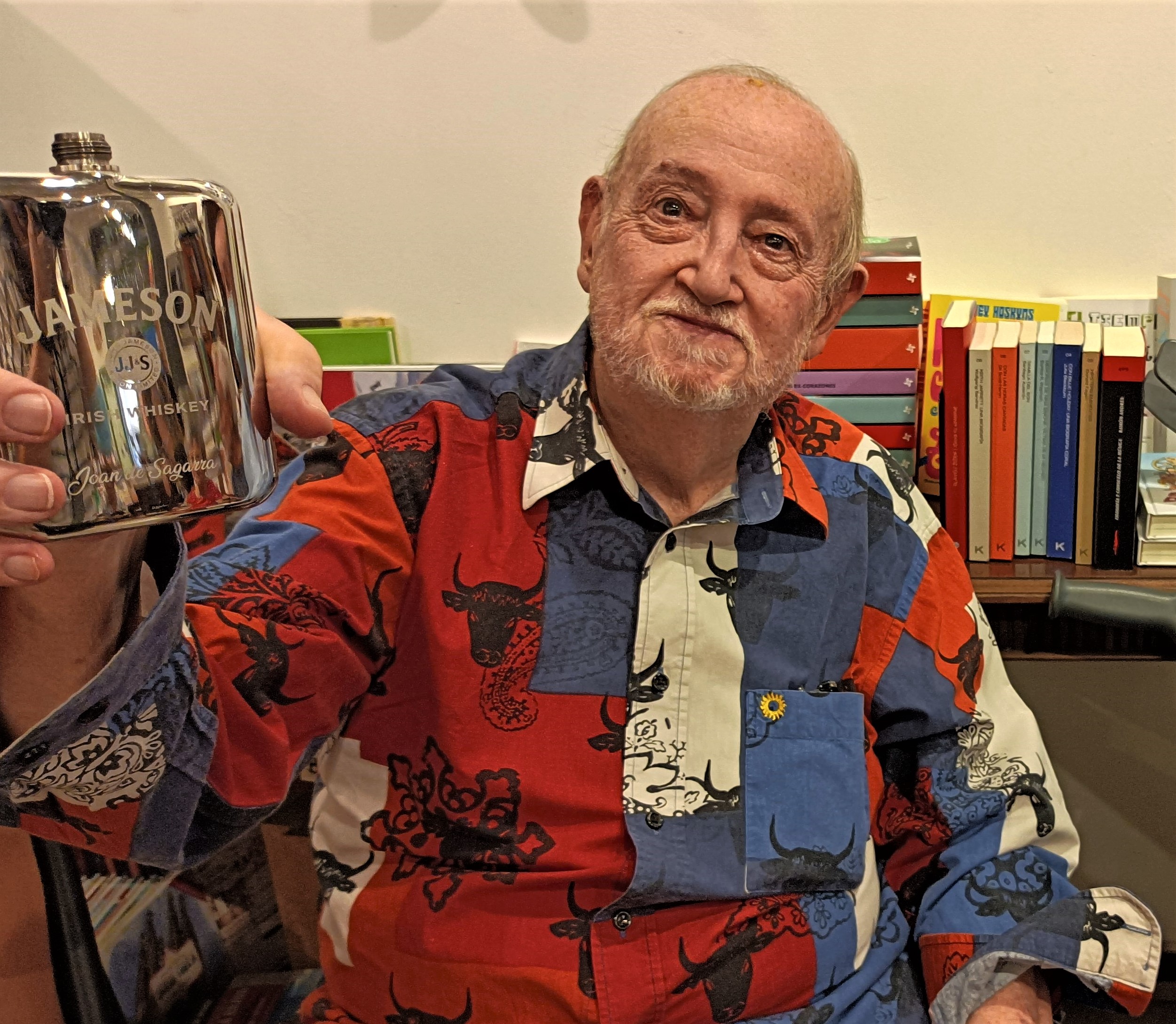 A la llibreria Obaga, amb la sempiterna petaca de whisky, Jameson, és clar (fotografia: Mercè Ibarz).