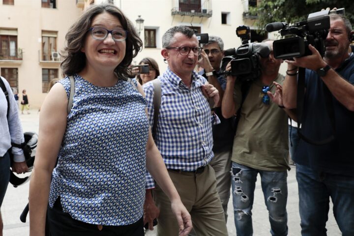 Mónica Oltra i Miquel Real, el 21 de juny del 2022, pocs minuts abans d'anunciar la dimissió