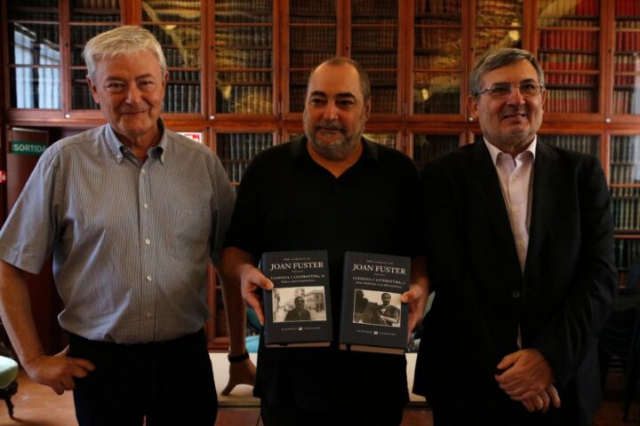 D'esquerra a dreta: Enric Sòria, comissari de l'Any Fuster al Principat; l'editor Jordi Cornudella; i Antoni Furió cocurador de l'Obra Completa.