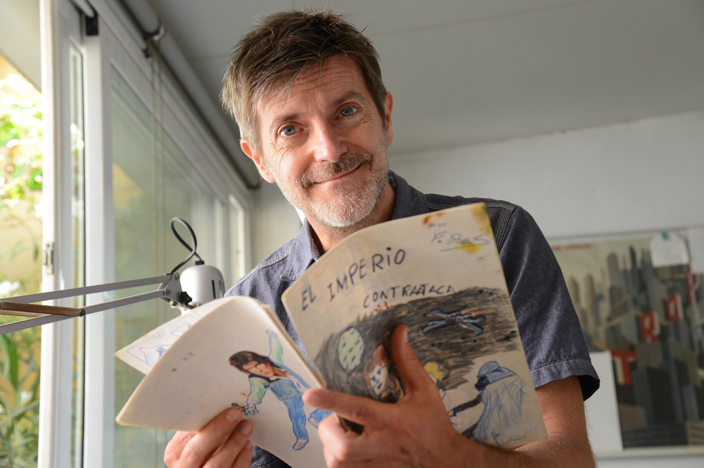 Paco Roca al seu estudi amb el primer còmic que va dibuixar quan era un infant