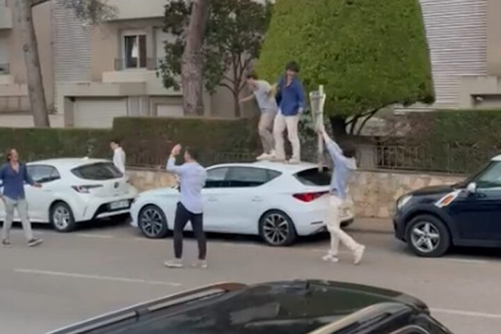 Captura del vídeo publicat a les xarxes socials on un grup de joves salta sobre el capó d'un cotxe