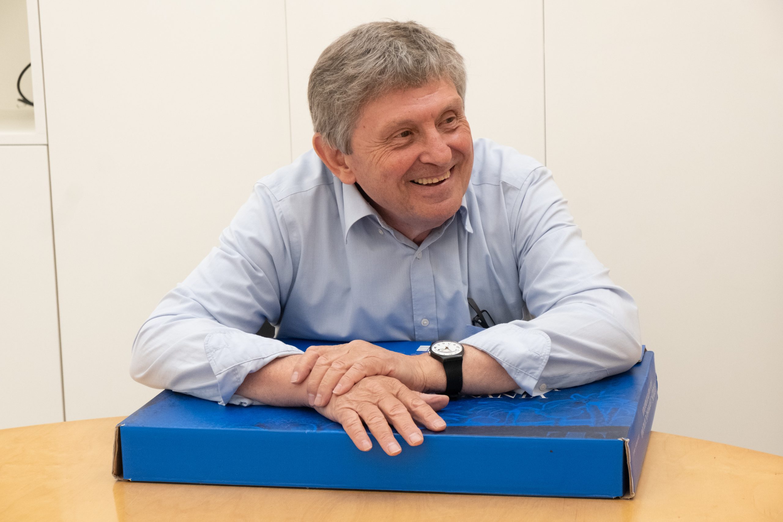 Víctor Hurtado es recolza damunt l'atles, a la seu de VilaWeb (Foto: Adiva Koenigsberg)