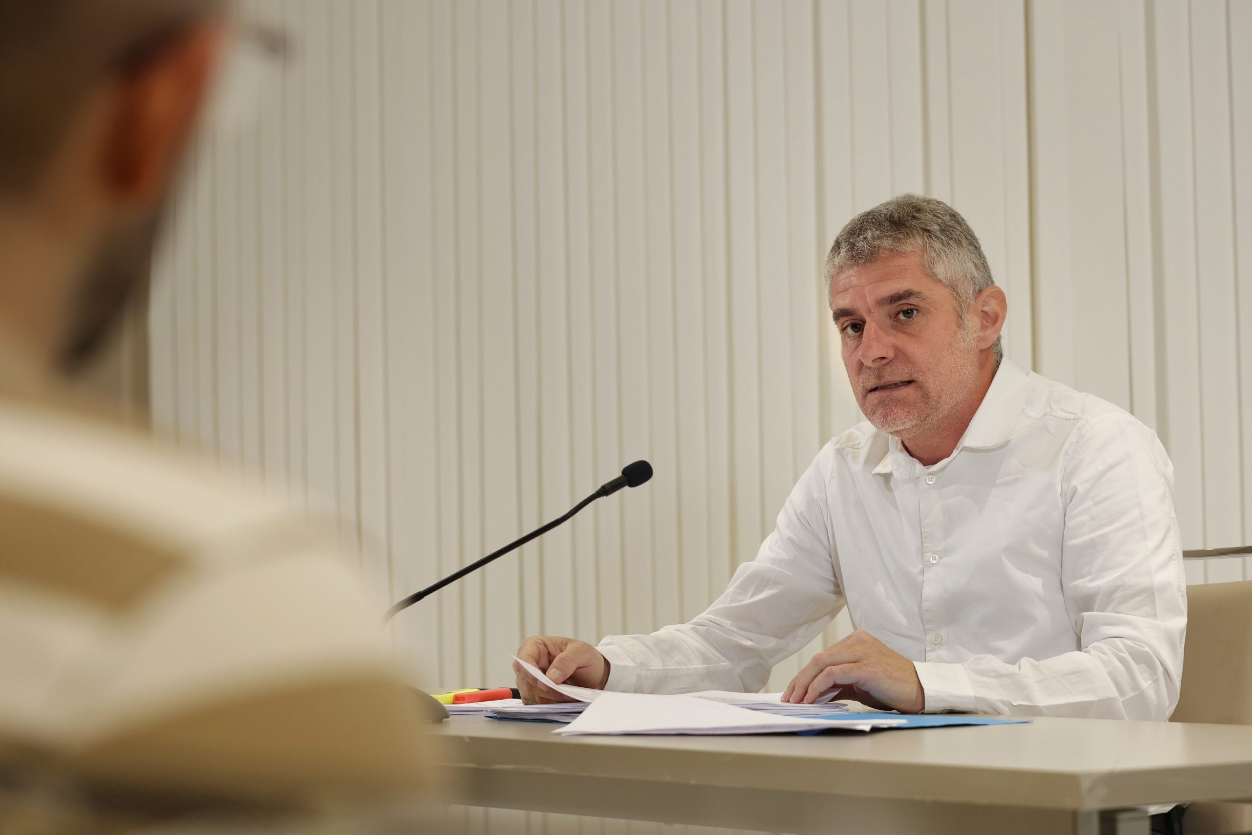 Zigor Reizabal, advocat de Xabier Atristain, explicant els nous passos per a forçar Espanya a complir amb la justícia europea. Fotografia: FOKU