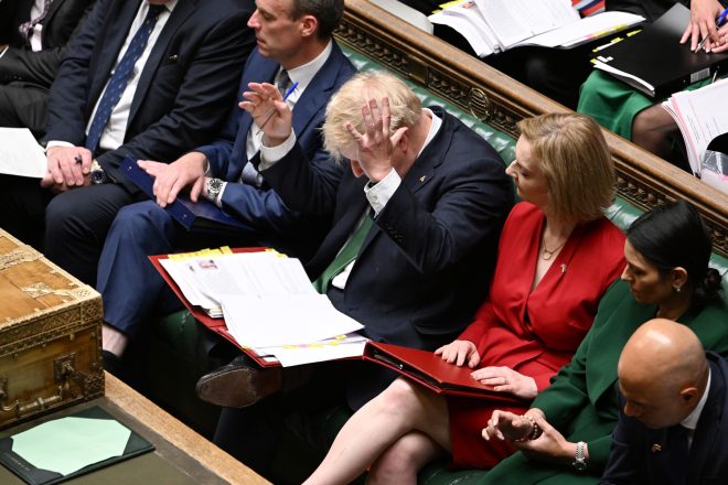 La dimissió de dos dels principals ministres del govern britànic deixa Johnson a la corda fluixa