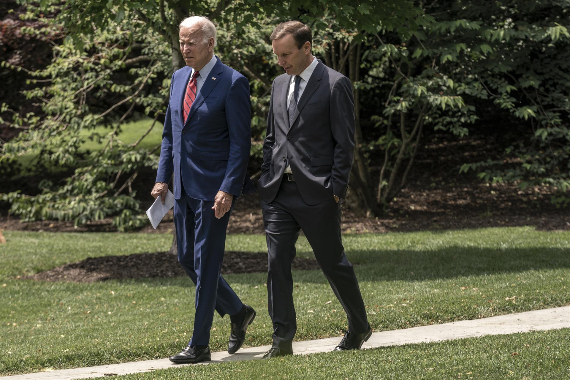 El senador Chris Murphy, un dels impulsors de l'acord, amb el president Biden