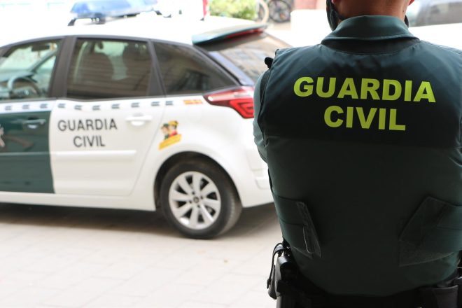 Un home armat s’atrinxera a casa seva a Agost