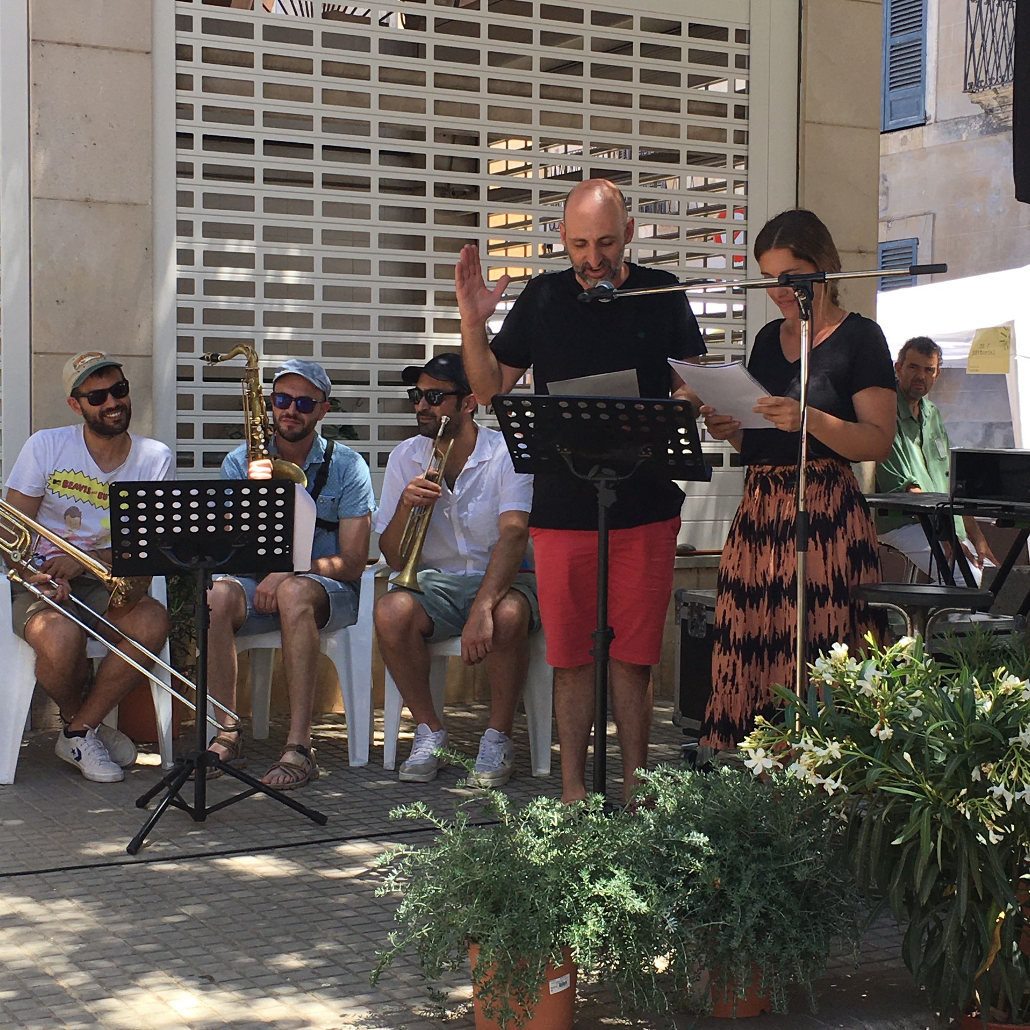 Catalina Nicolau i Antoni Gomila i el combo S'Escat en un dels moments àlgids de l'homenatge a Gabriel Galmés