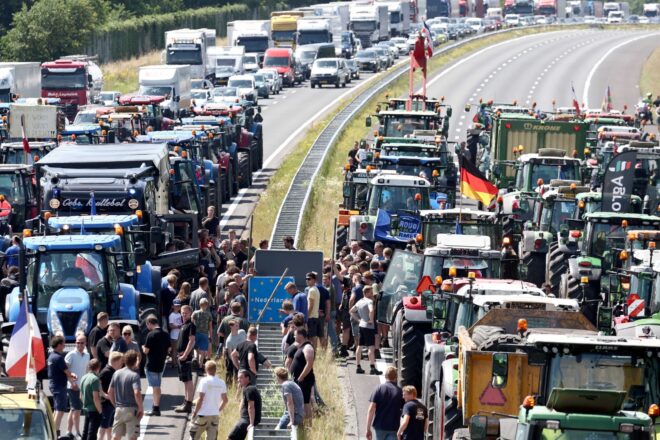 Els grangers neerlandesos paralitzen el país i mantenen el torcebraç al govern