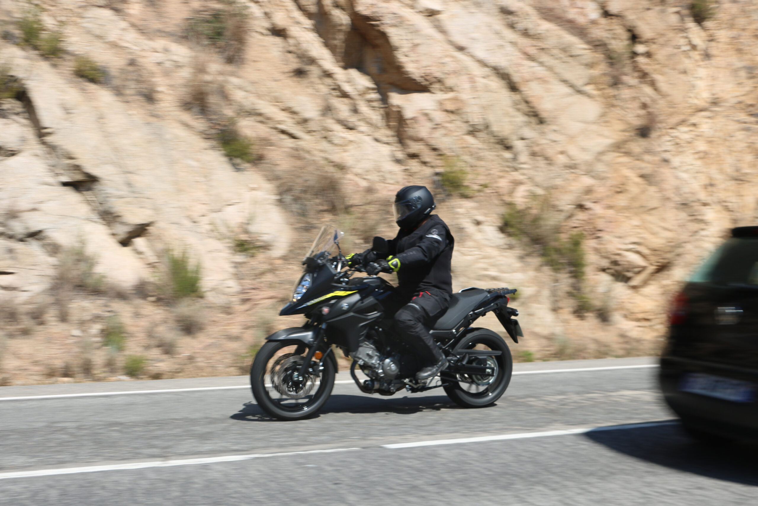 Un motorista circulant per la carretera de Lloret de Mar amb una de les dues motos (Fotografia: ACN/Ariadna Reche)