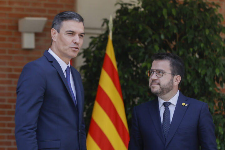 Trobada de Pedro Sánchez i Pere Aragonès durant la trobada el 15 de juliol de l'any passat (fotografia: EFE/ Emilio Naranjo).