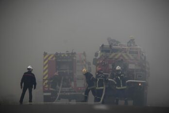 Bombers treballen en l'extinció d'un incendi forestal a la població aquitana de Loishats. (Fotografia de Philippe Lopez)