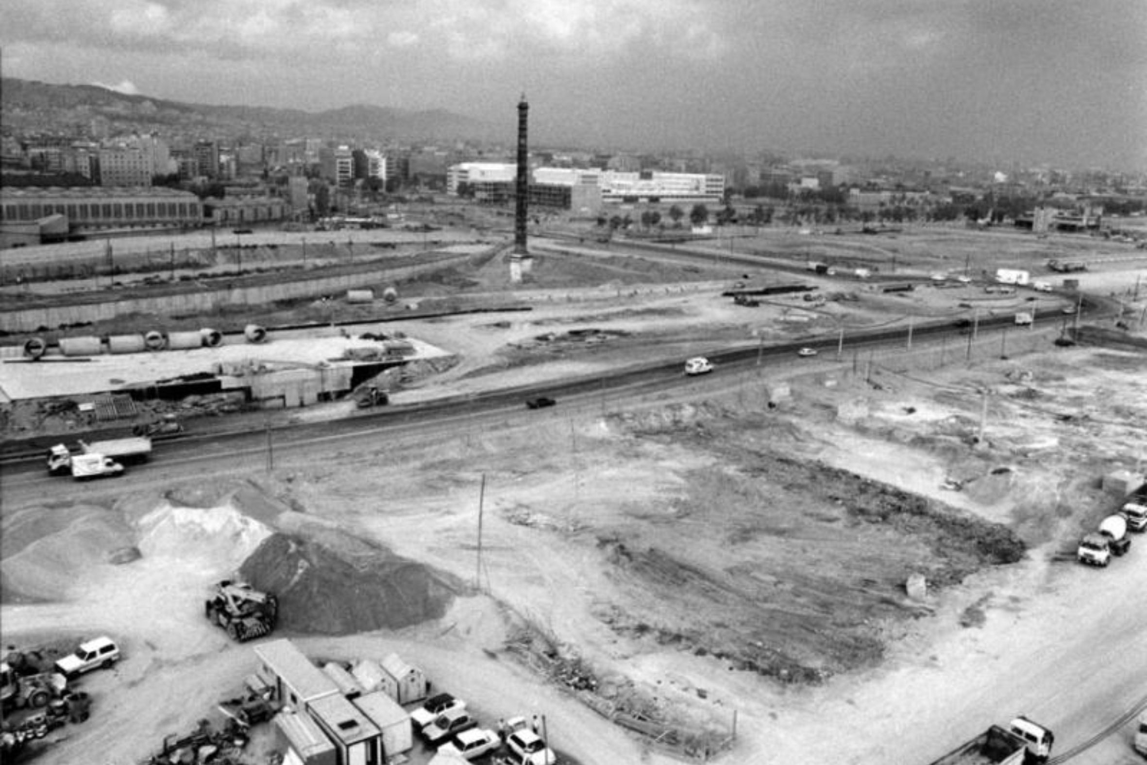 El barri d'Icària enderrocat, amb la xemeneia de Can Folch dempeus. Autor: Arxiu Històric del Poblenou