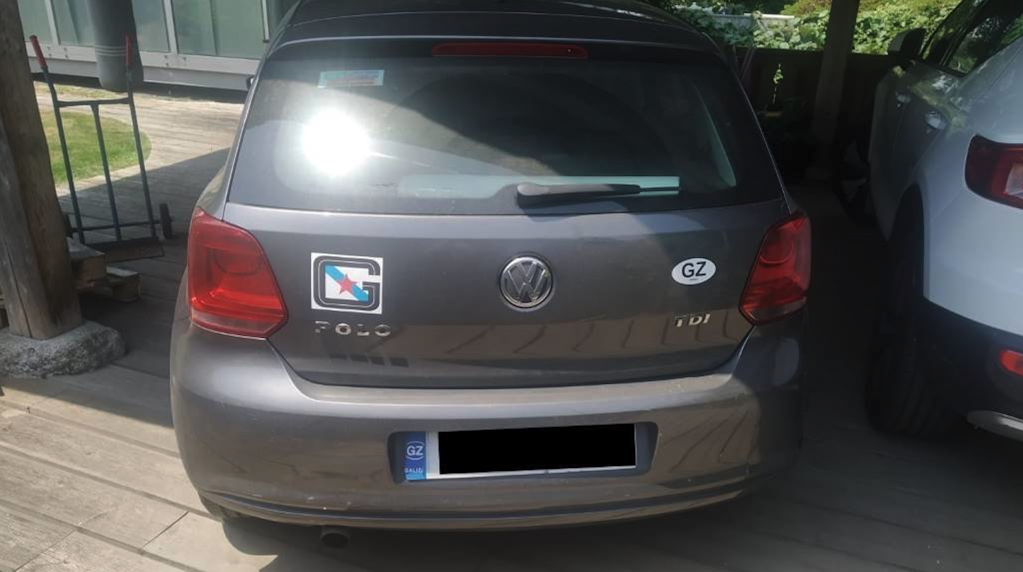 El vehicle de Bieito Lobeiro amb l'adhesiu del GZ tapant l'E espanyola (fotografia de Nós Diario)