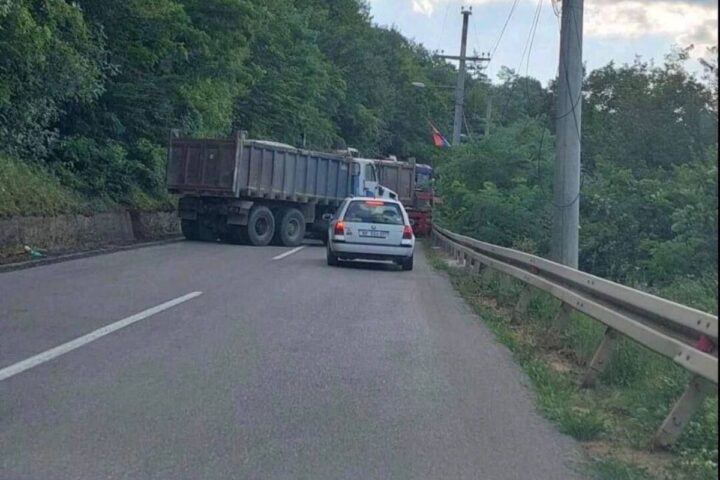 Un tall de carretera a Rudare, Kossove, per a evitar el possible pas dels soldats serbis.