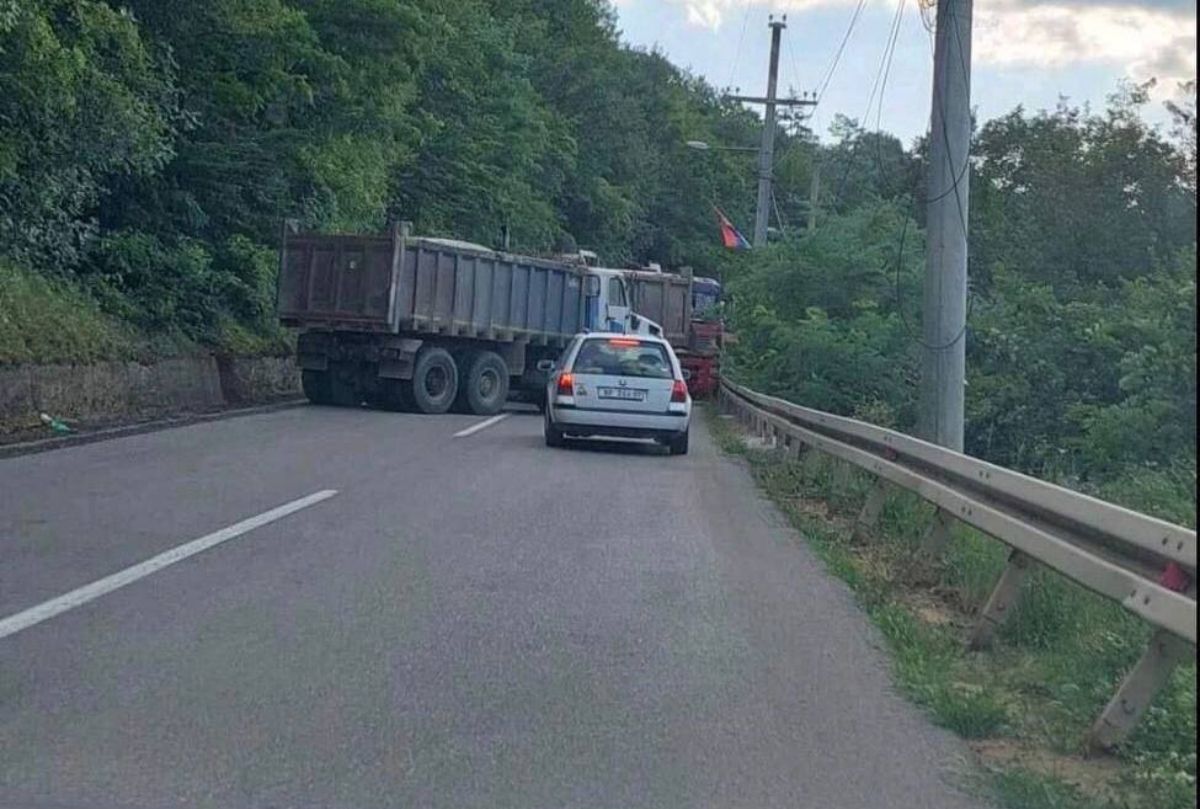 Un tall de carretera a Rudare, Kossove, per a evitar el possible pas dels soldats serbis.