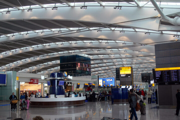 Interior de la terminal cinc de l'aeroport de Heathrow (Foto: Wikimedia/Fingalo Christian Bickel)